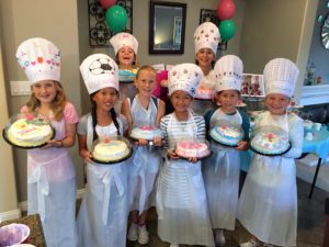 Kids party cake decorating with Artful Chefs